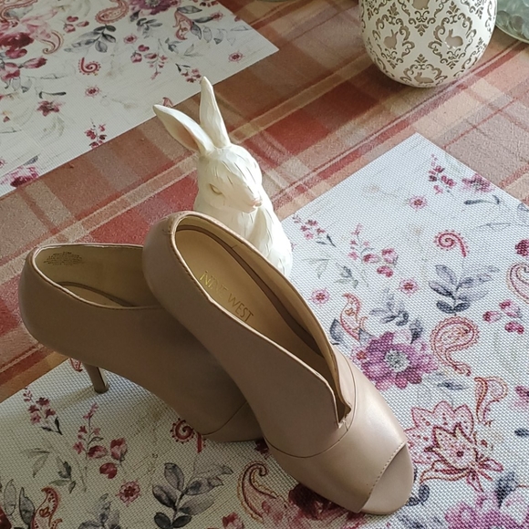 ‼🎀‼Nine West Nude Leather peep toe bootie sz.6.5! - Picture 2 of 8
